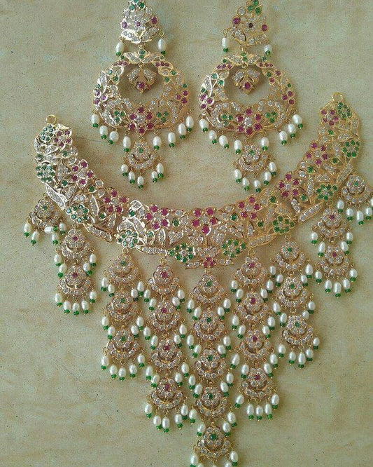 Women Bling and Look Necklace Set